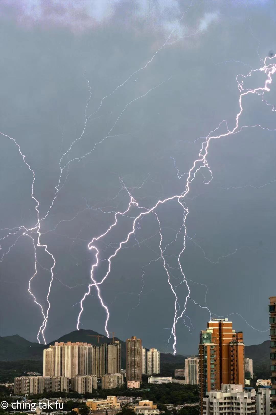 雷劈房子图片