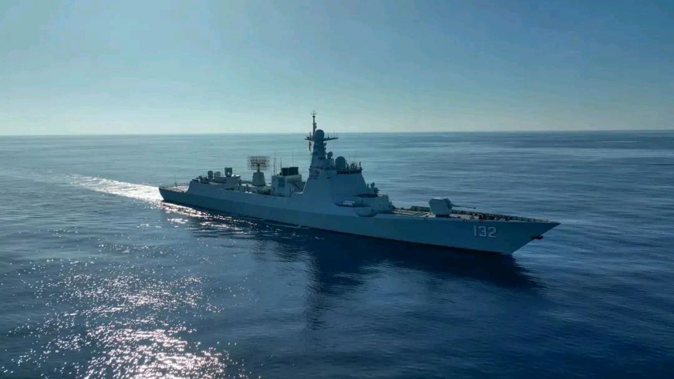 英雄132"苏州"号驱逐舰,052d级,在台海面对伯克ii,无惧对方的强悍斜切