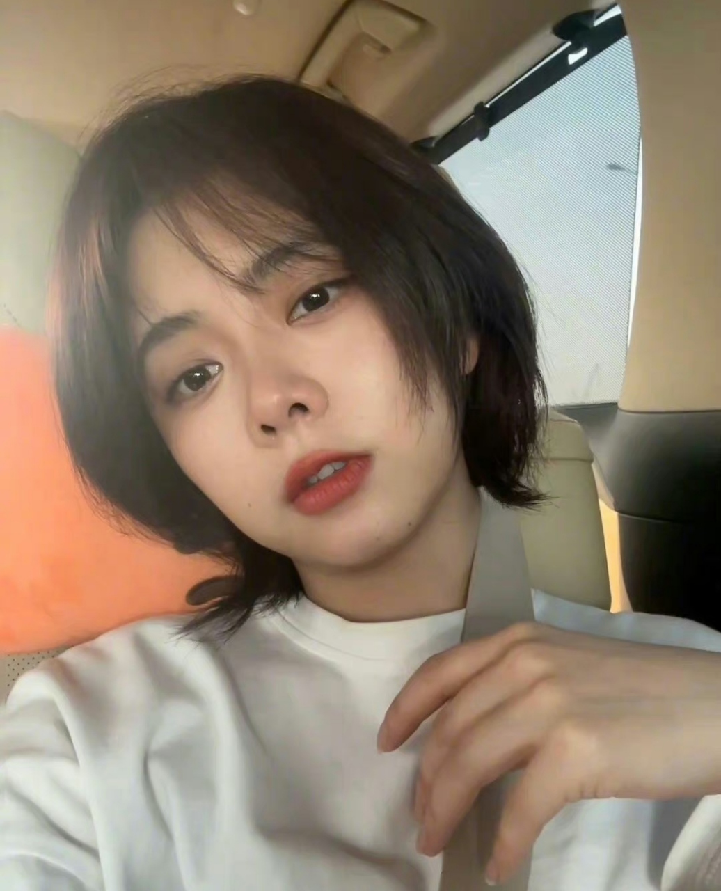 谭松韵开工美美自拍,三十多了皮肤质感还是那么水灵,脸上看起来自带