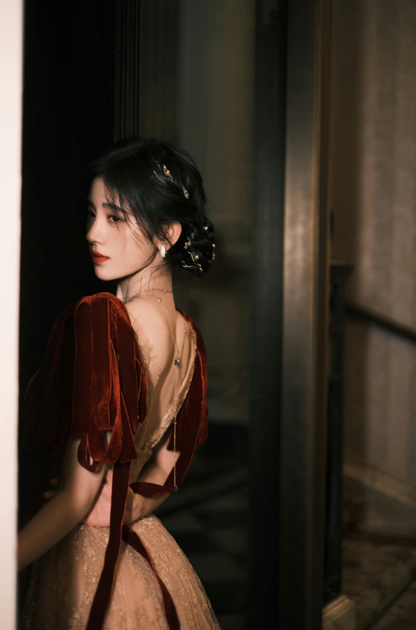 鞠婧祎一身仙女裙配上高跟鞋,本身就精致的容颜,真的就像个小公主一样
