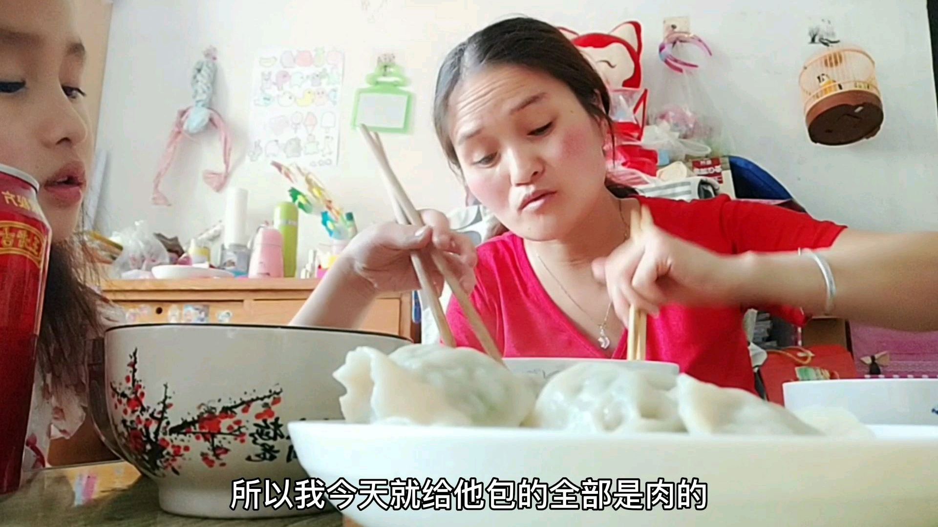 孩子要吃肉馅饺子,妈妈自己擀皮包饺子,孩子吃的津津有味