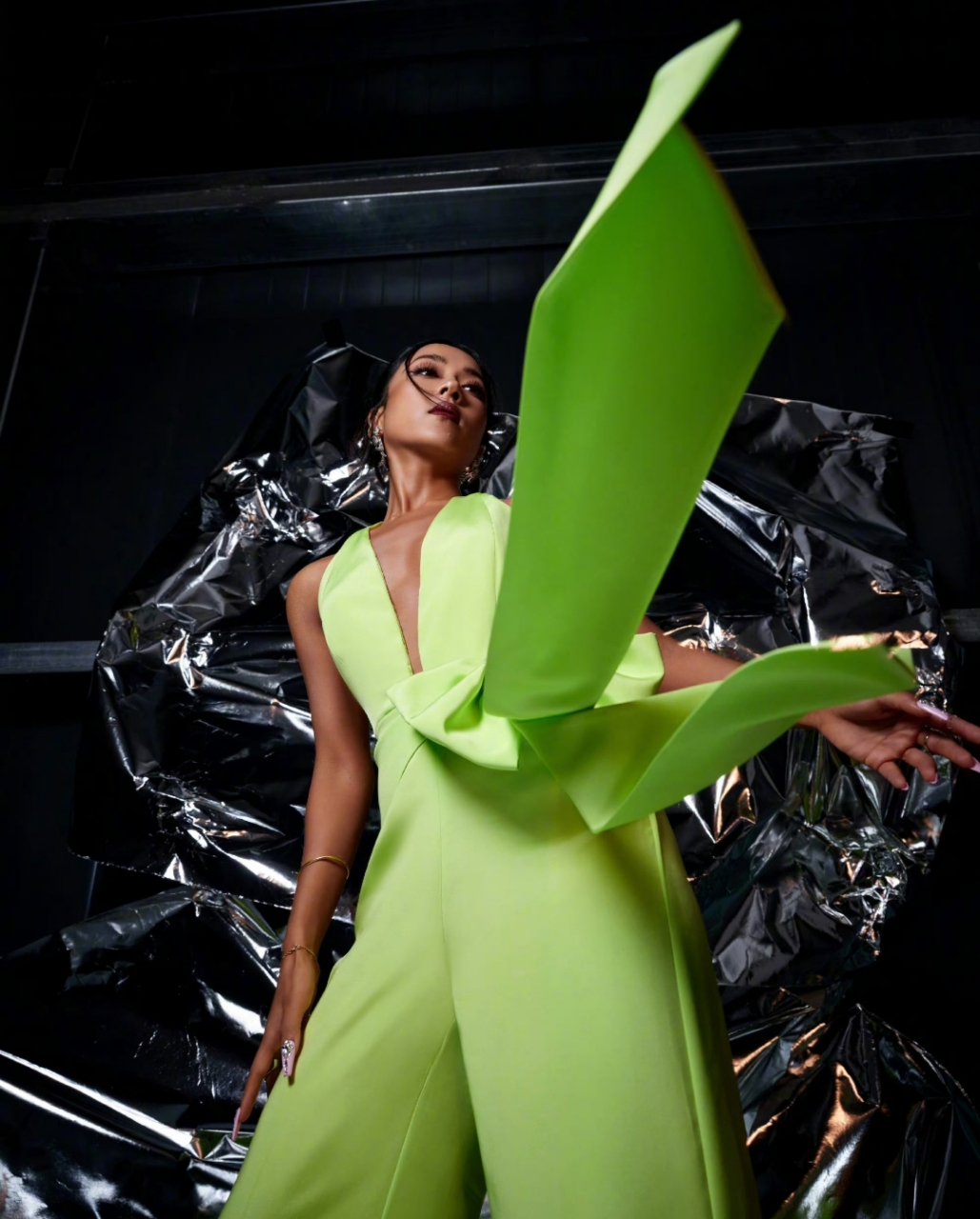 吉克隽逸一身绿色深v连体裤,清新脱俗,妩媚多姿,大方知性又很自信!