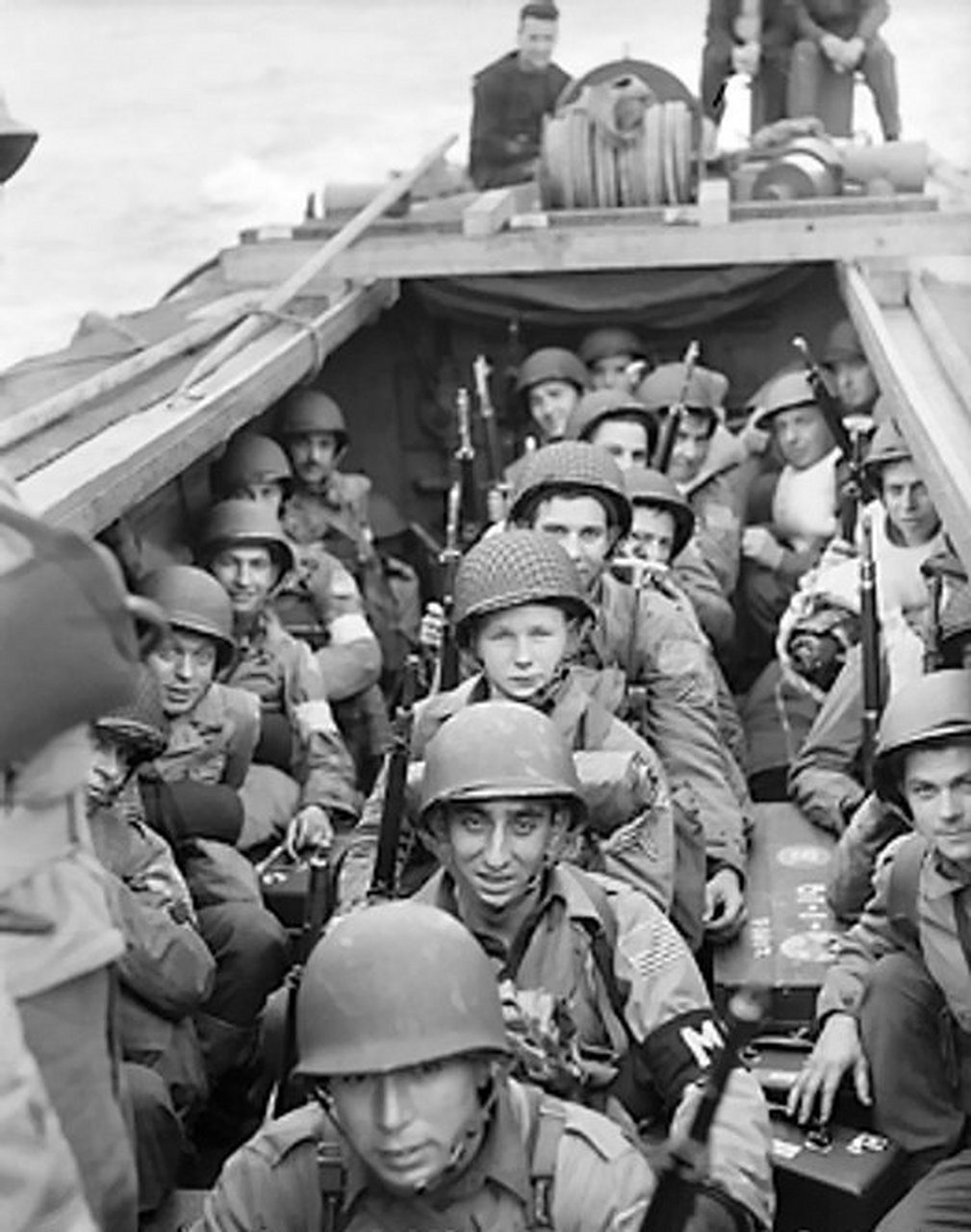 二战北非战场:1942年11月"火炬"行动中盟军运输船上即将登陆的美军
