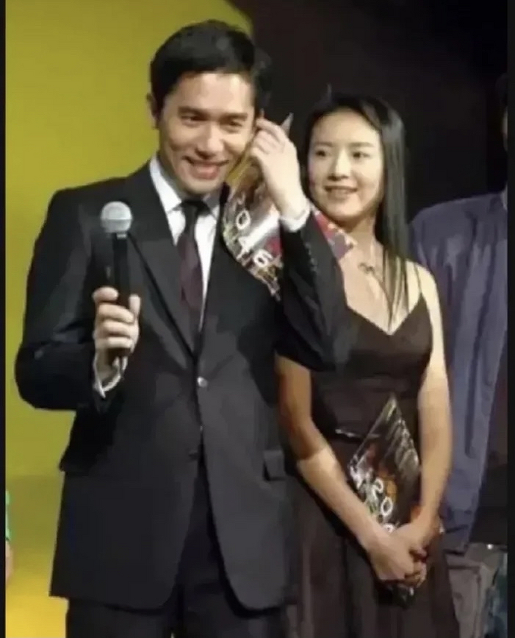 八卦爱吃瓜#  都说梁朝伟"社恐",粱朝伟与董洁当年笑得多开心,戴着