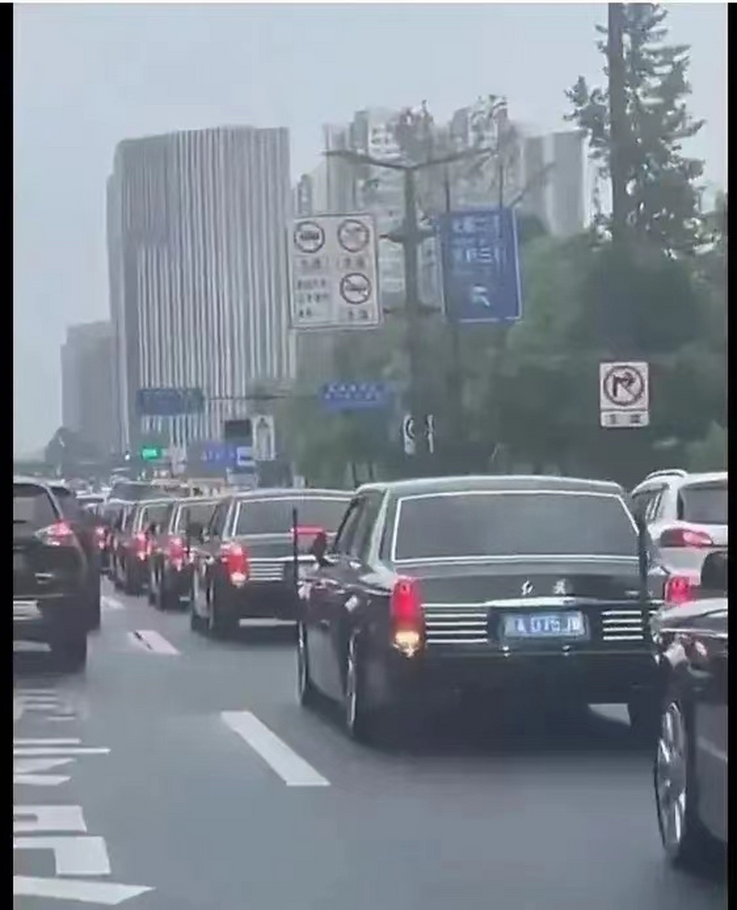 坐标成都剑南大道,京a牌照的红旗车太帅了,自带威严霸气!#成都