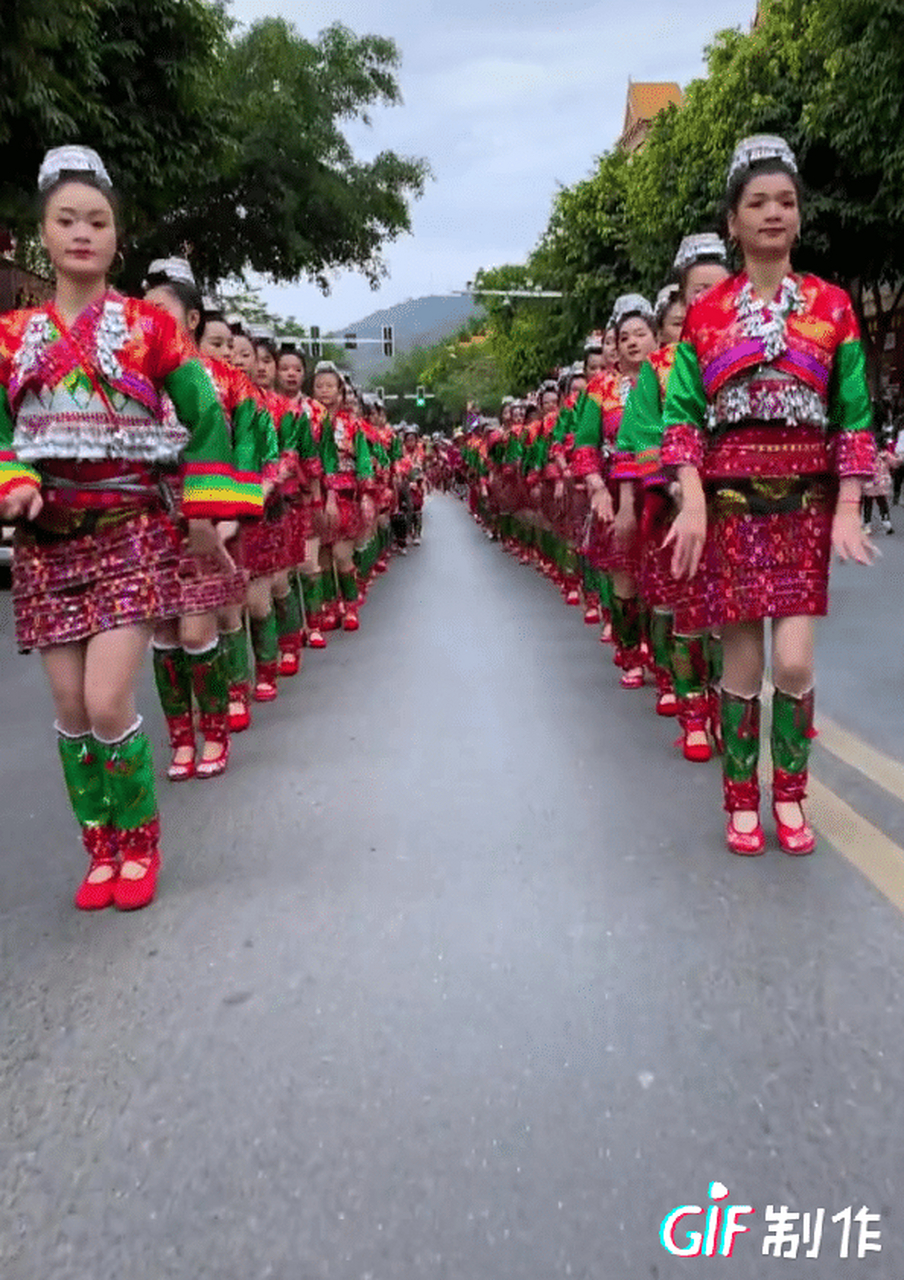 云南新平戛洒镇花腰傣美女共庆新年,大小美女一齐上阵,美女之多,怕