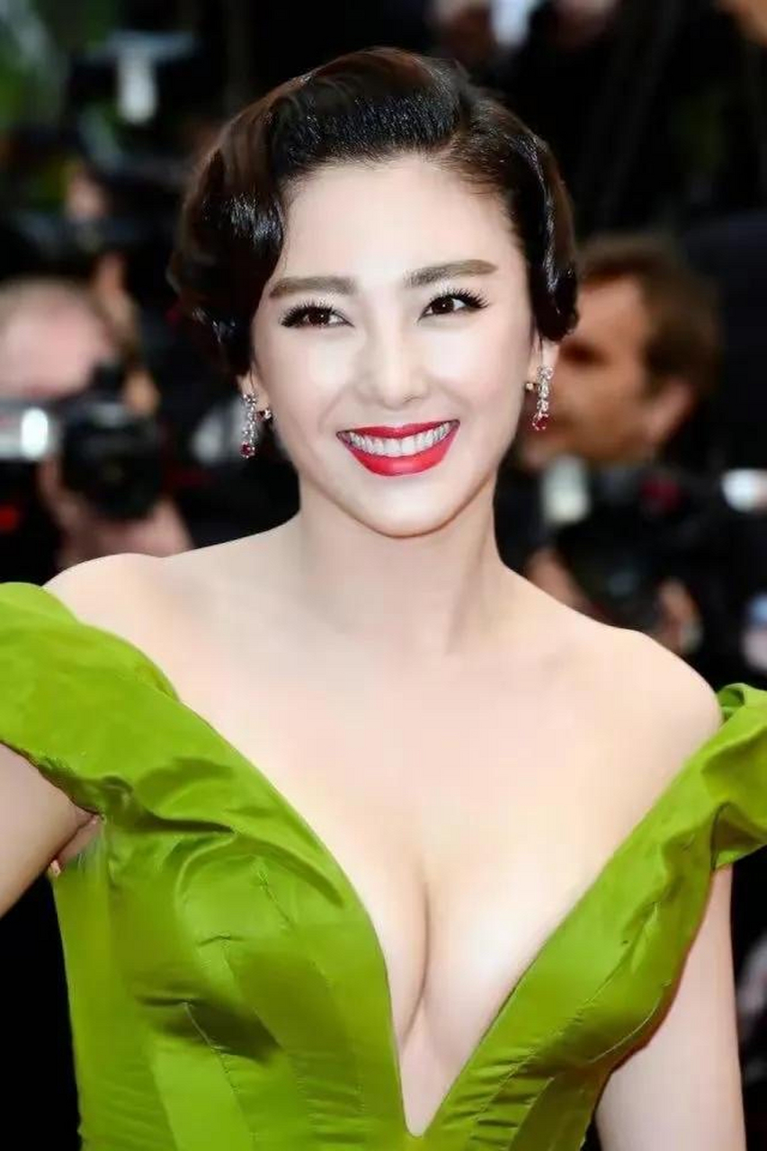 张雨绮绿色低胸晚礼服,性感张扬