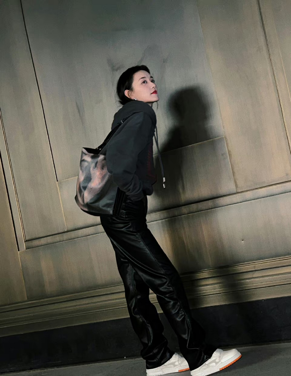 明星# #蒋依依#  蒋依依黑色卫衣搭配黑皮裤,休闲时尚有活力.