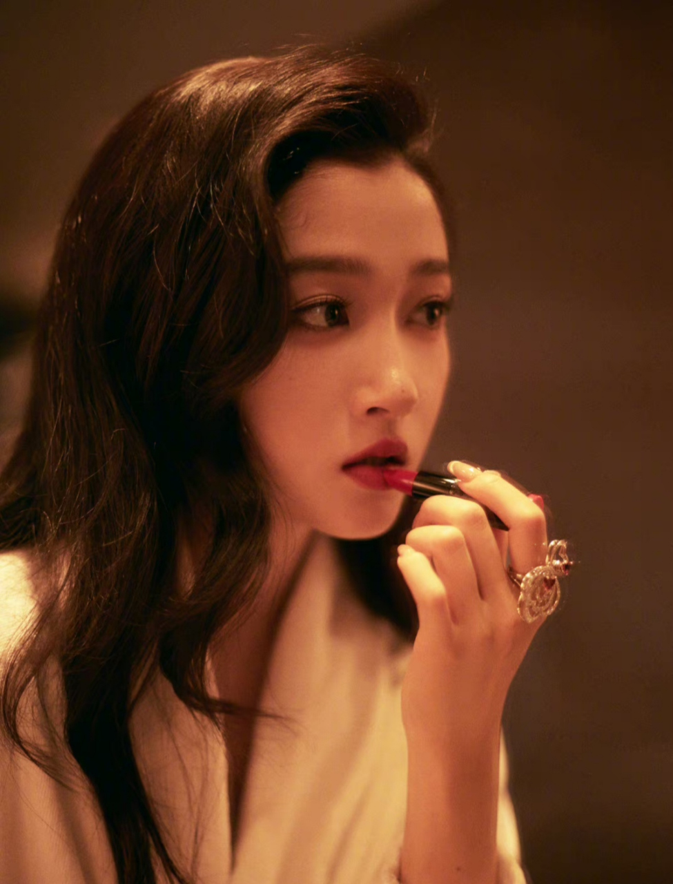 关晓彤你的侧颜太美了 ,足够让我盯着屏幕看一天,五官精致太绝美啦,你