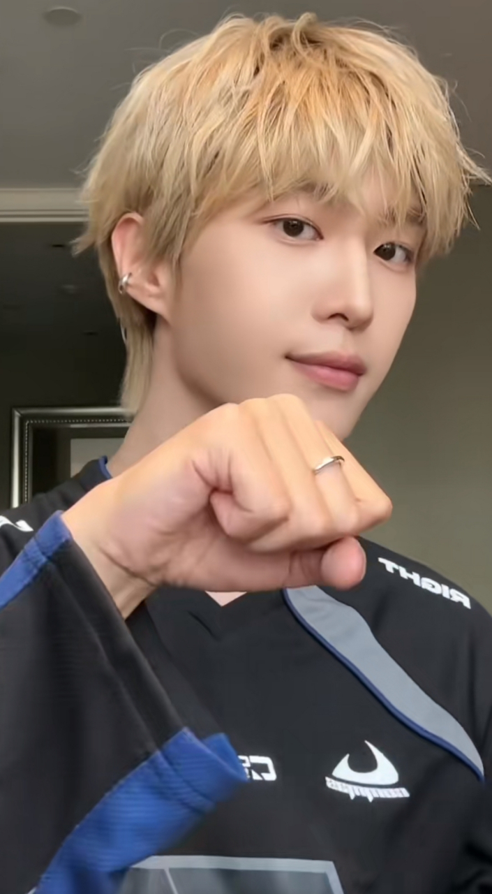 范丞丞的这个发色,真的只有像他一样肤白的帅哥,美女,才能驾驭!