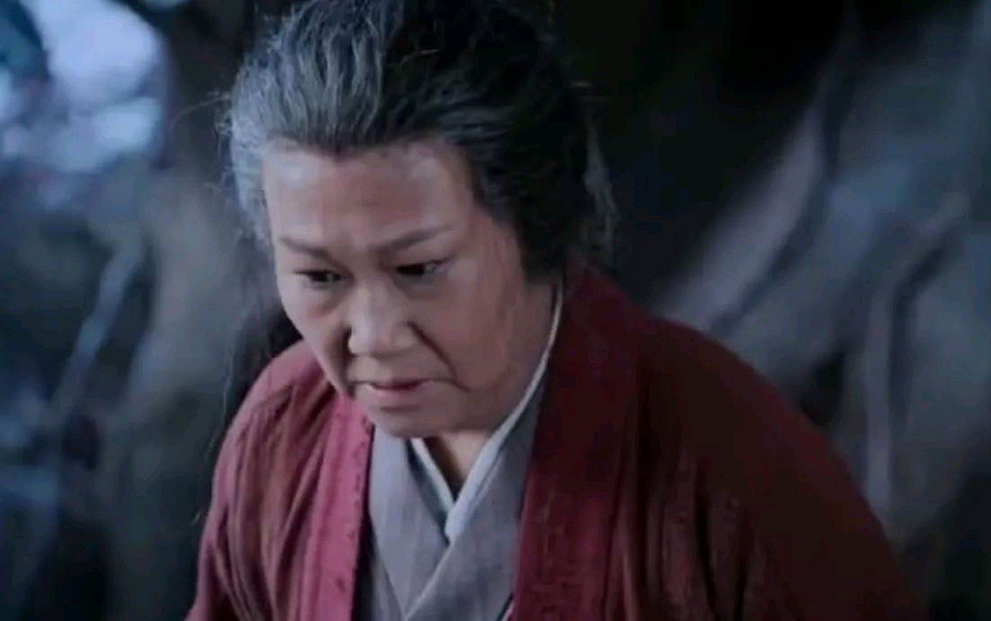 古代有个婆婆总怀疑老公和儿媳有染,一天夜里,她换上老头子的衣服