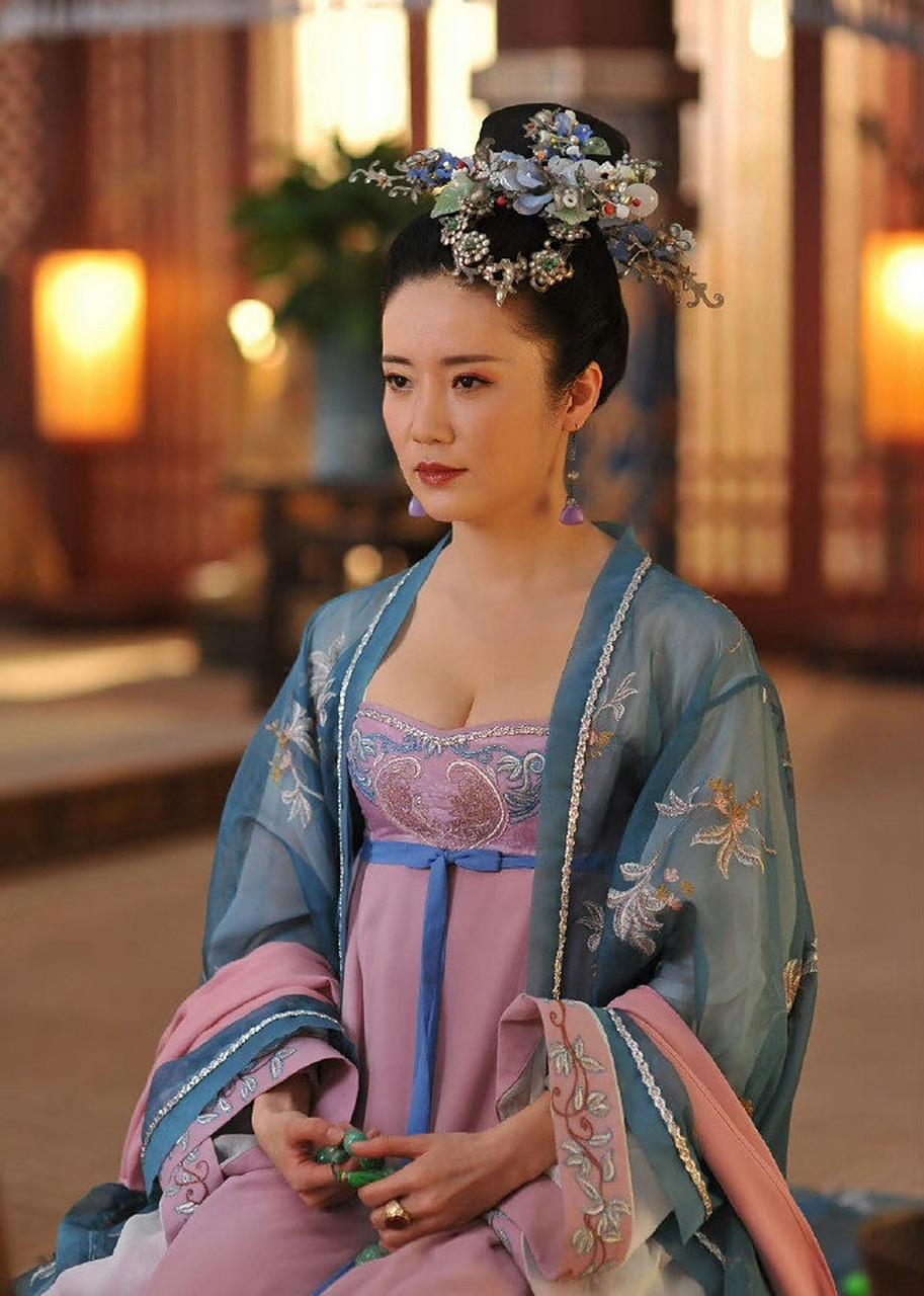 张彤是一位著名的女演员,她的身材和颜值都备受关注.
