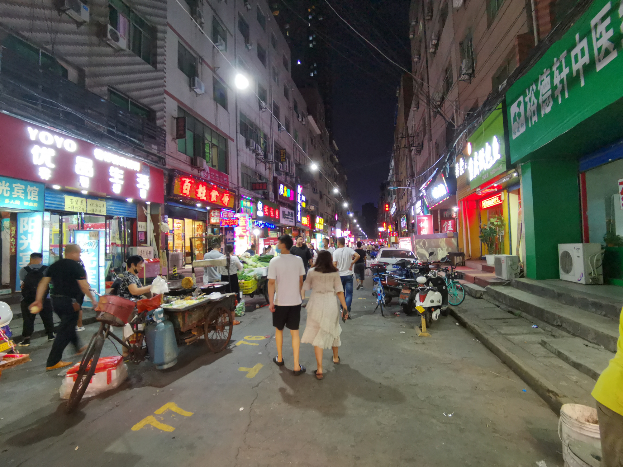 夜色中的西安沙井村,是摆摊者和美食爱好者的天堂