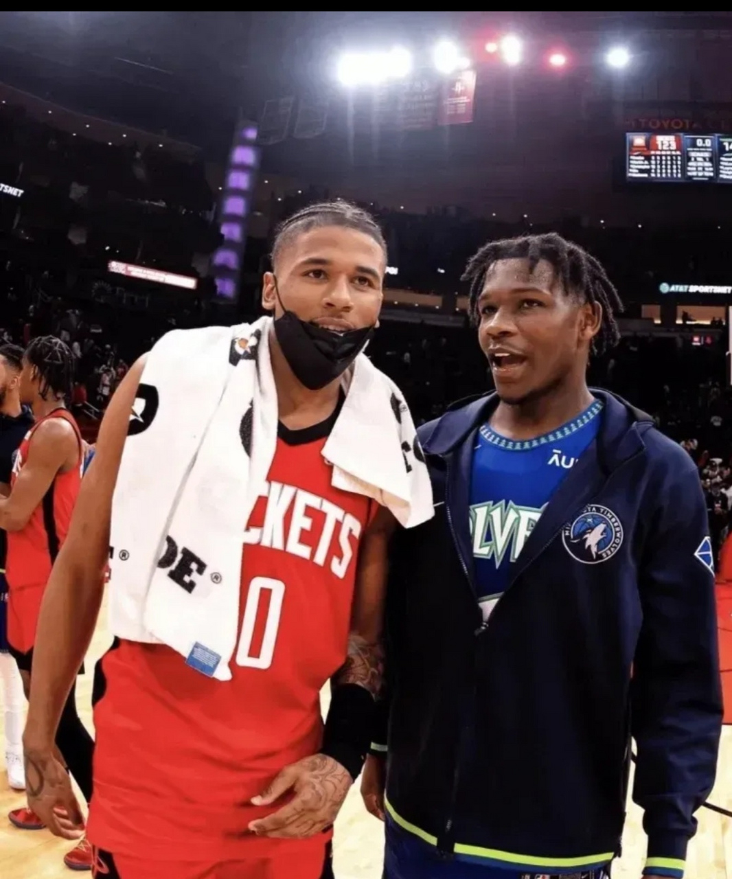 杰伦格林:21岁,身高196cm,下赛季薪水989万,火箭得分王 上个赛季场