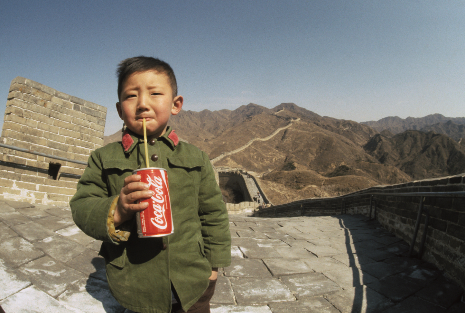 历史存照|1979年3月30日,北京,长城上喝可乐的男孩.