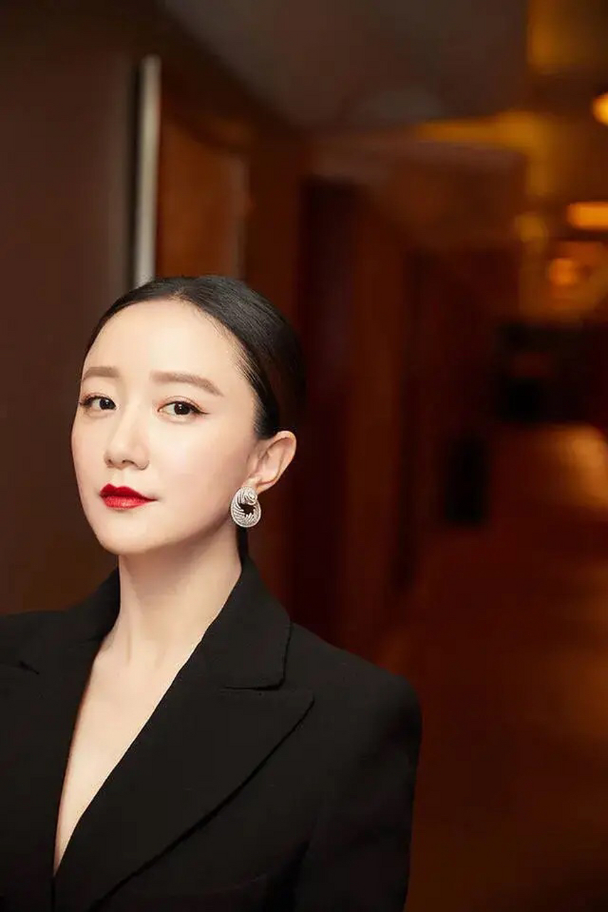 曾经饰演的"宋玉致"和"小泥巴",甜美俏皮,嘴角的痣让她看起来可爱而