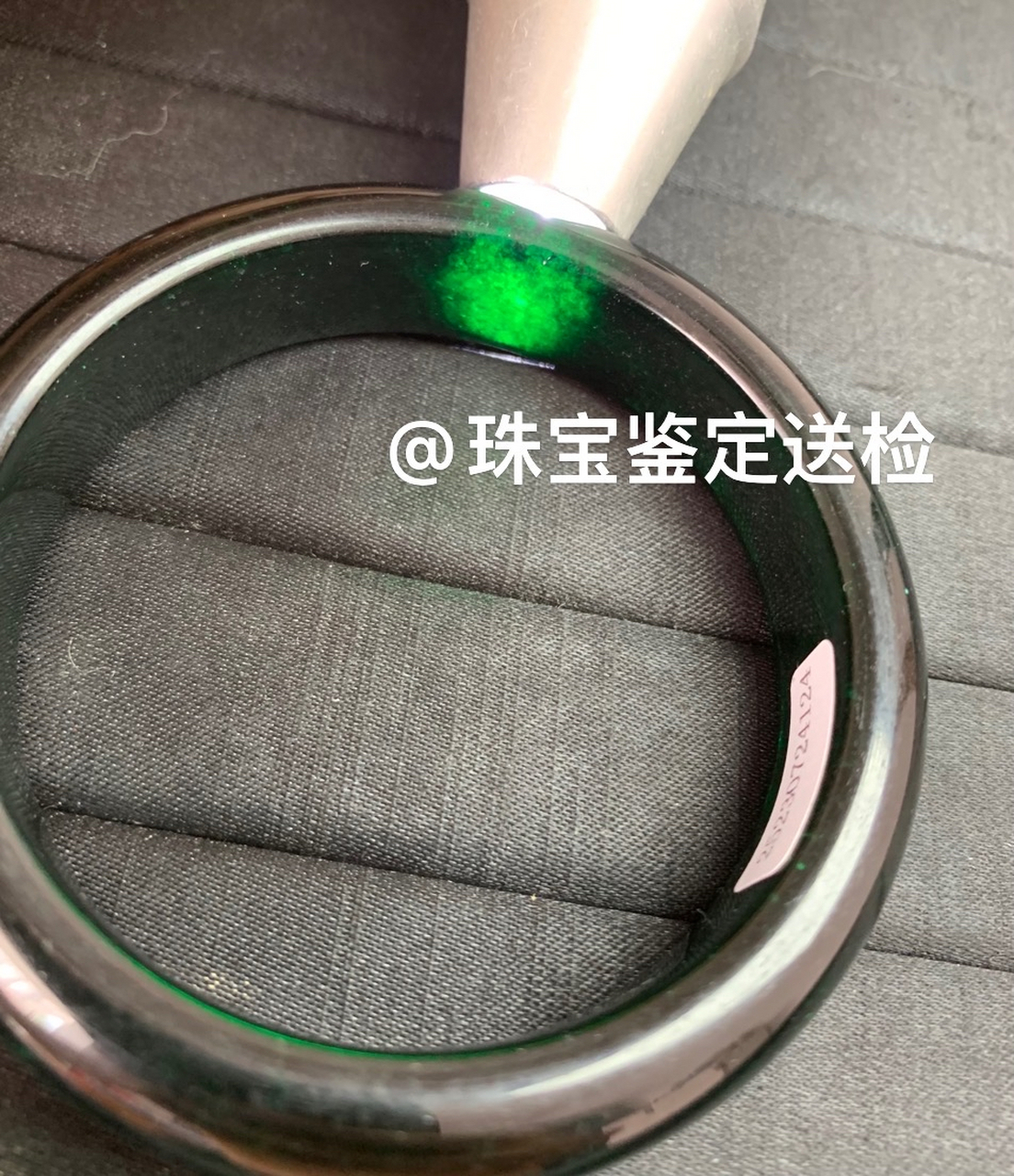 酸洗注胶染色石英岩冒充墨翠翡翠手镯,真的是大开眼界!