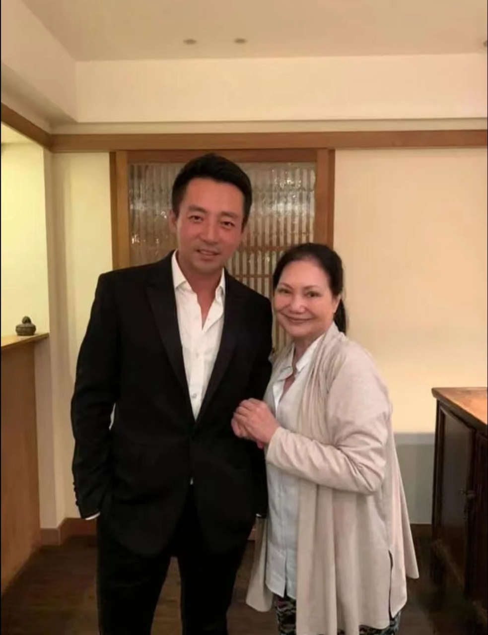 随处可见,汪小菲和s妈的合影,但从来都没有见过小s女婿许雅钧和s妈的