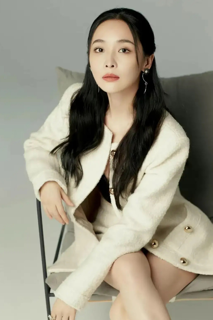 百家号星火计划# 34岁李曼总算有新写真了.李曼发布自己一组照片.