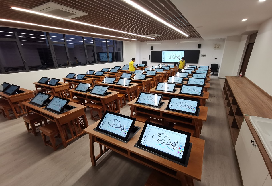 智慧书法教室厂家分享:学校的智慧书法教室和普通的教室一样吗?
