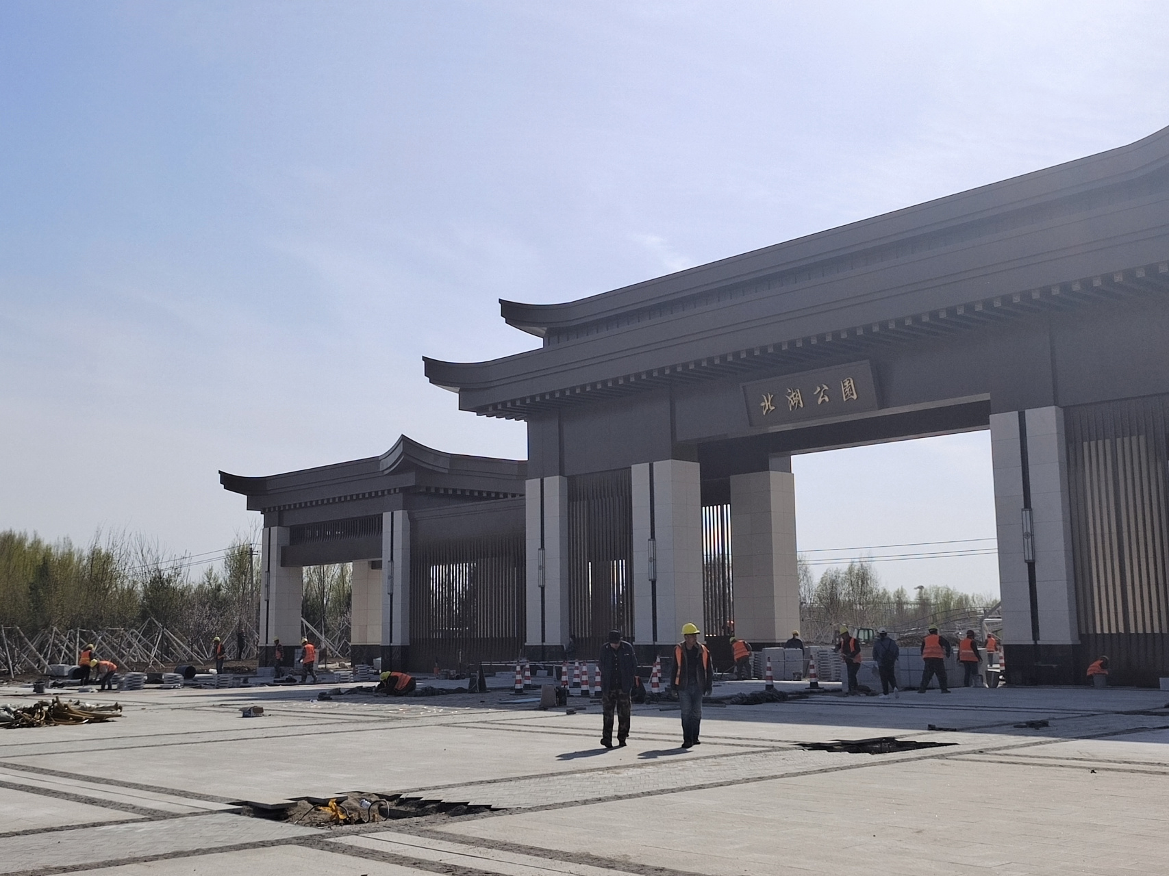 北湖公园新大门,门已经建好了,现在正在铺地面,绿化呢,估计"五一"能