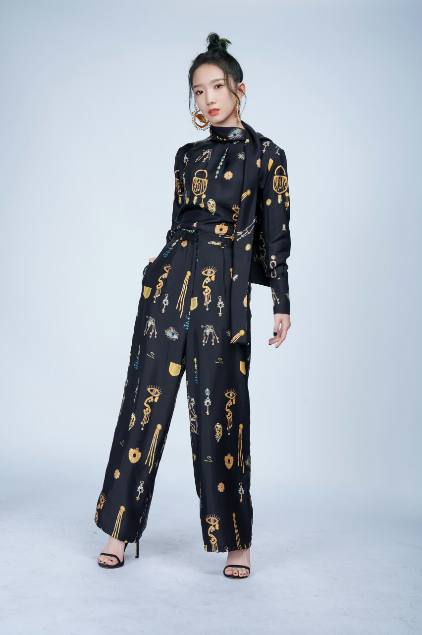 孟美岐时尚摆拍照,美美的脚丫子搭配性感的一字带凉鞋气质满满.