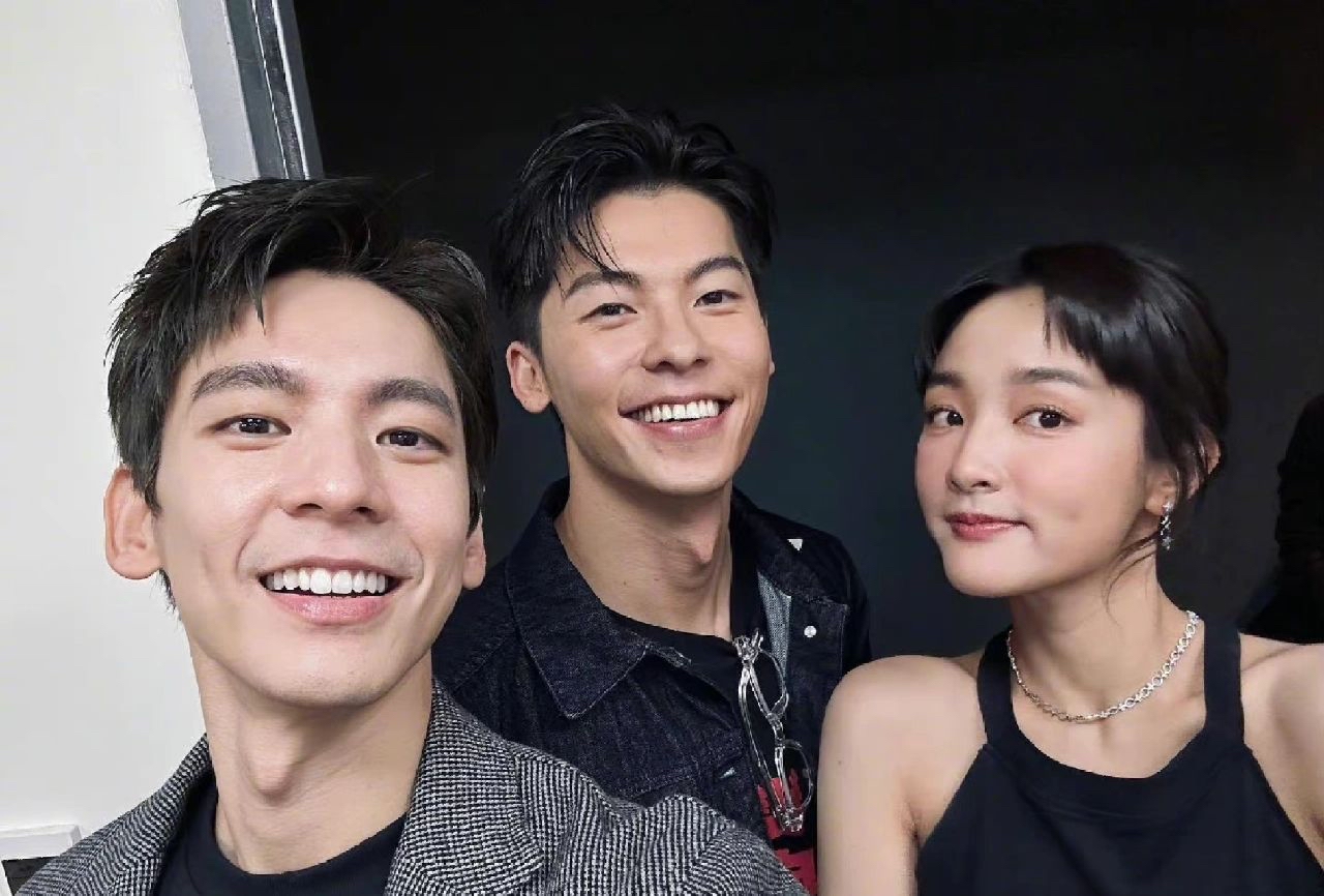 许光汉与林柏宏共登elle tw二月刊封面!氛围感拉满了!