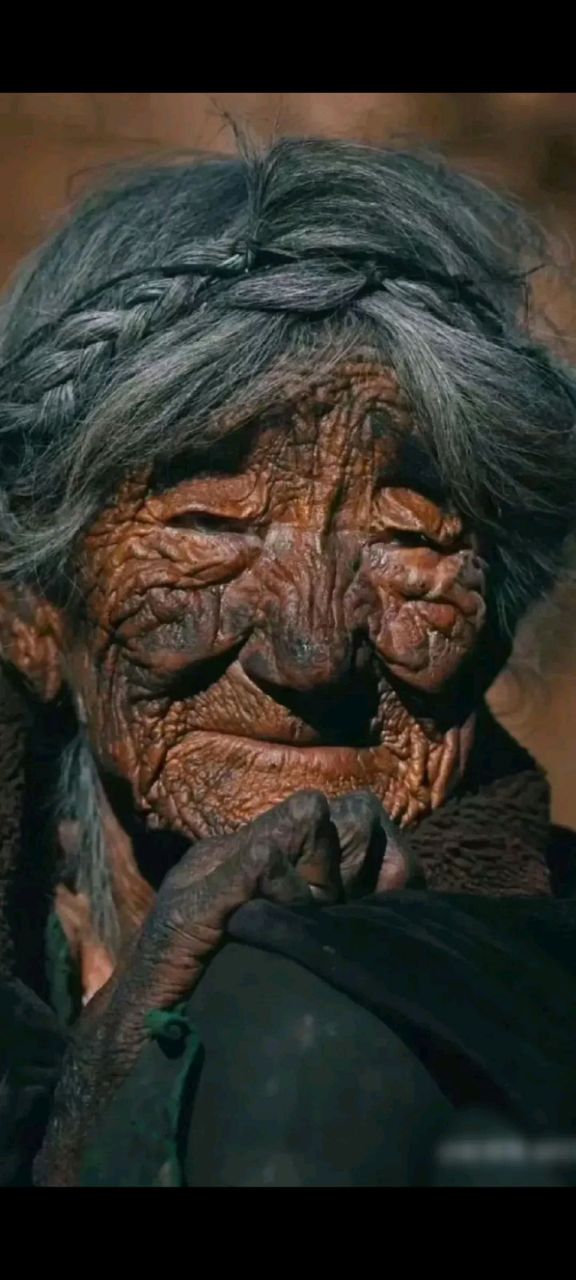 一张饱经沧桑的脸 这张照片拍摄于1996年的西藏,在林芝的某处牧场里
