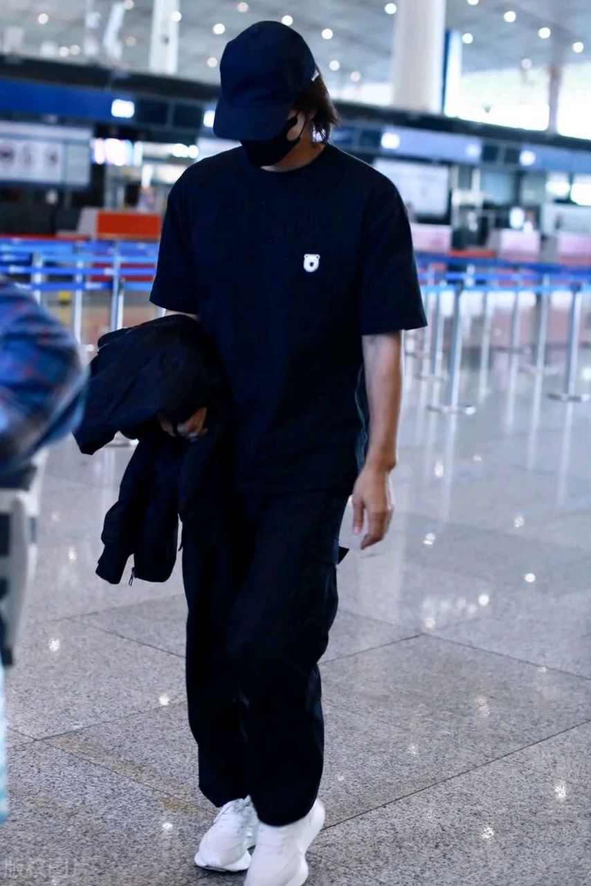 言承旭亮相北京机场,他这次穿了一身黑色的衣服,看上去特别的帅气,真