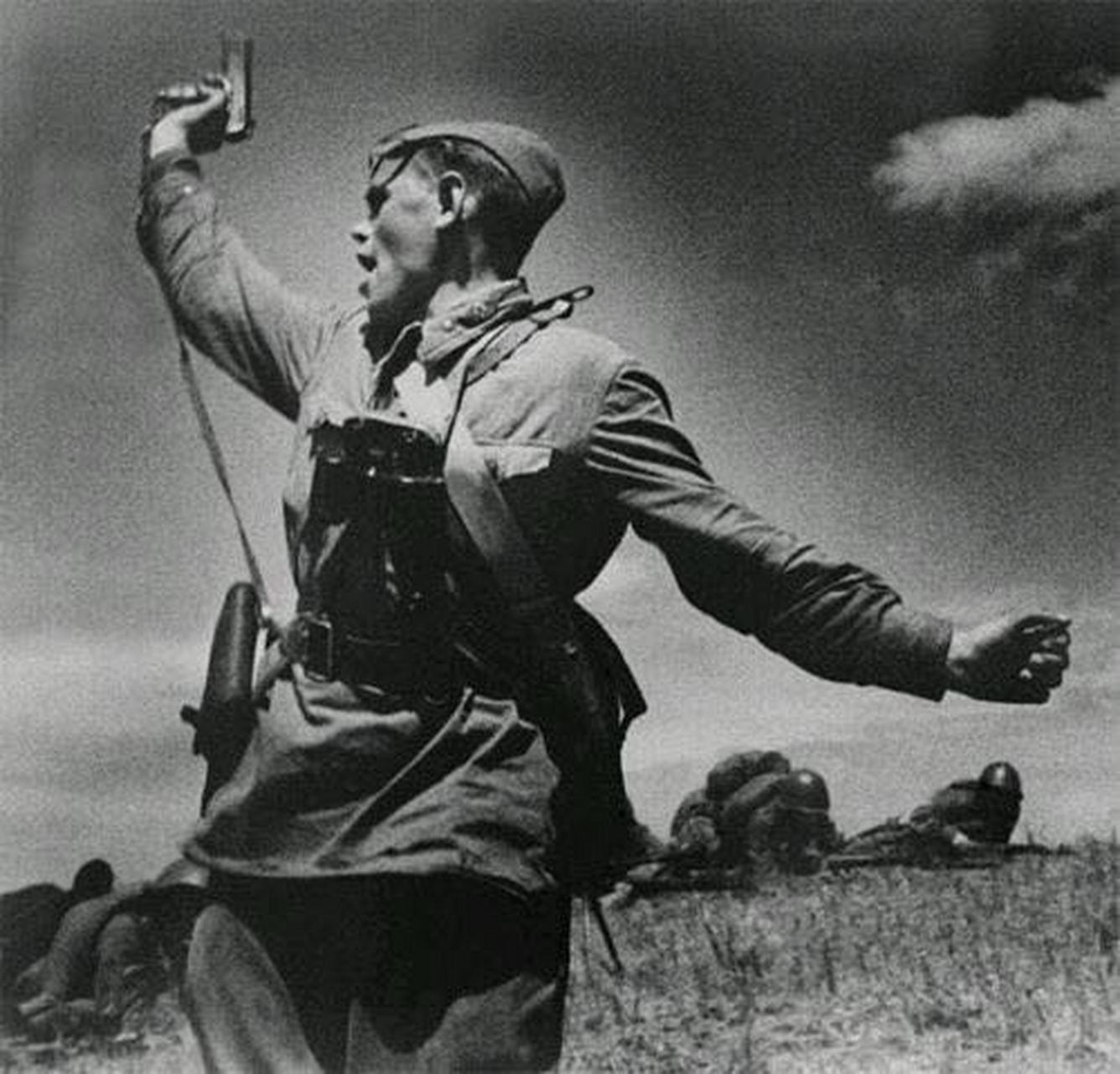 在斯大林格勒的外围战斗中,他所在连队的连长受伤,连政委叶廖缅科