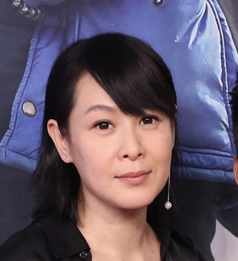 刘若英老了!西装穿着出水桶腰,踩着20cm高跟比例仍不佳