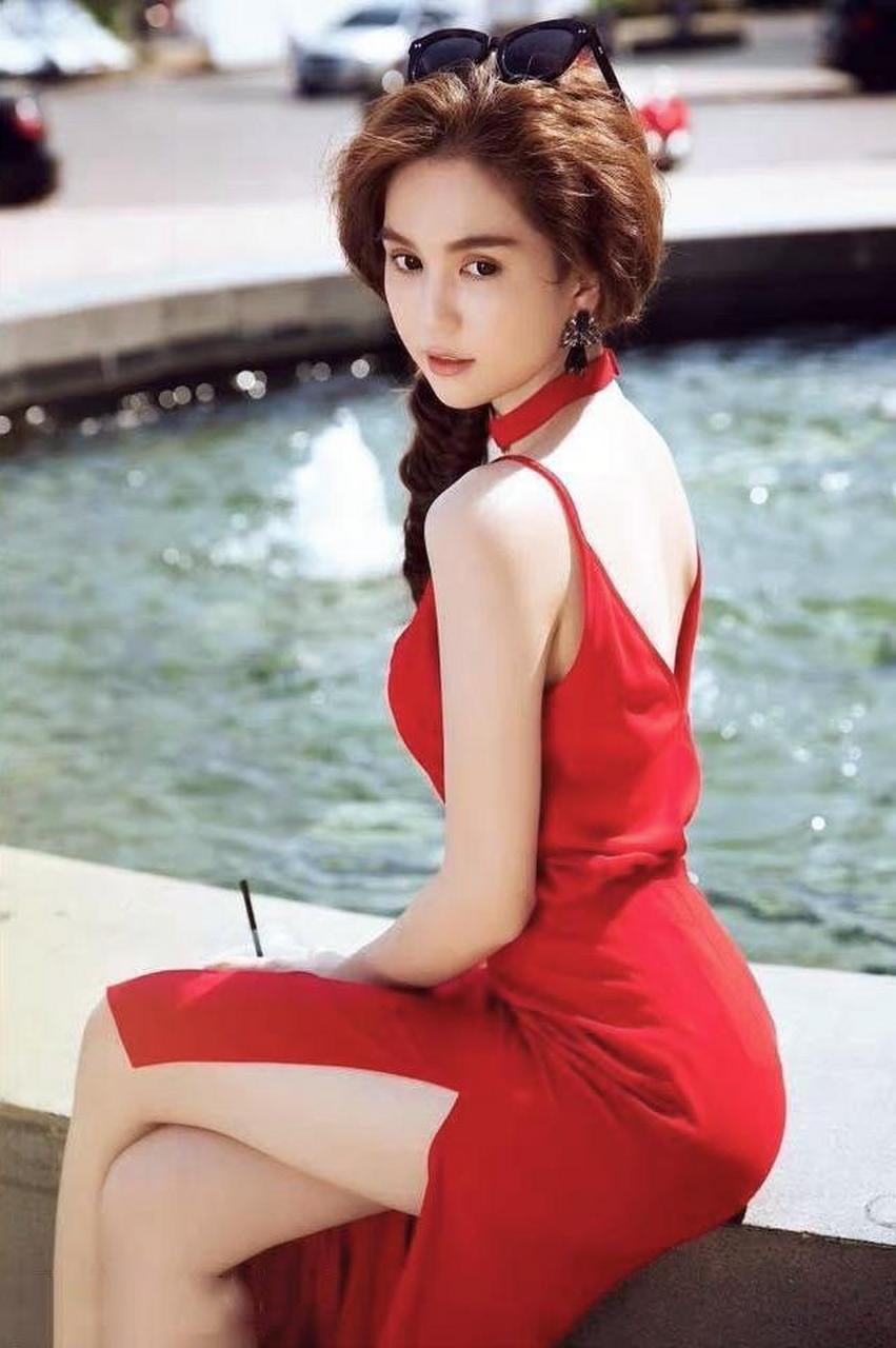 听说是越南第一美女"邓玉贞",国宝级女神,是多少宅男的梦中情人.