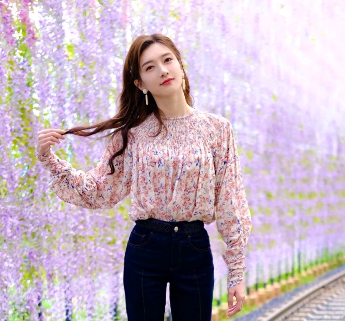 江疏影日常穿搭,碎花上衣搭配微喇牛仔裤,洋溢着满满的春意
