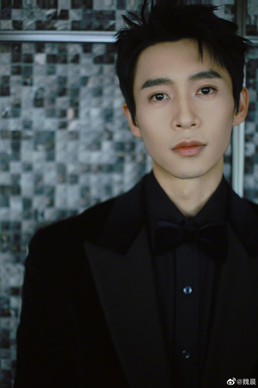 魏晨越来越有男人味了,这组照片真的帅爆了.