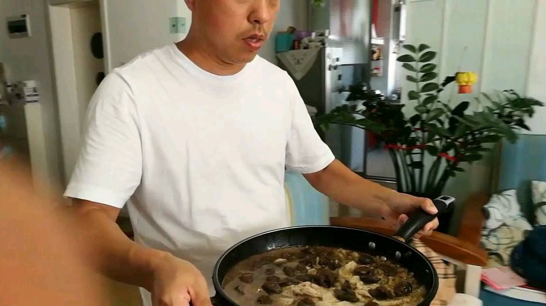 吃着东北杀猪菜,蘸着蒜泥,配上蒸土豆、绿茄子,必须整起来!