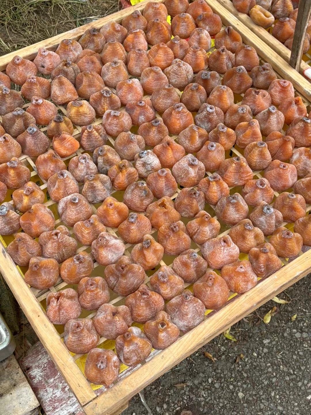 只有秋季吃得到的美食啦 柿饼而且是会爆浆的柿饼 真的好爱吃