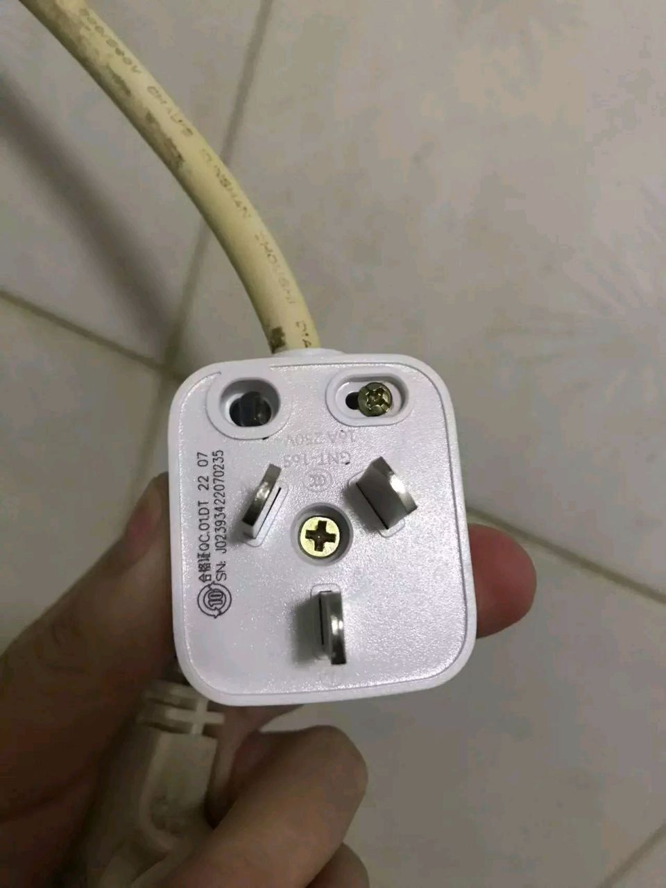 用了10多年的热水器插头不堪重负,前几天终于"罢工了".