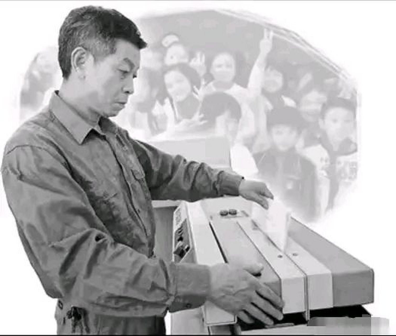 1979年,我军将爆破筒塞到越军暗堡,结果却被越军扔了出来,这时我军