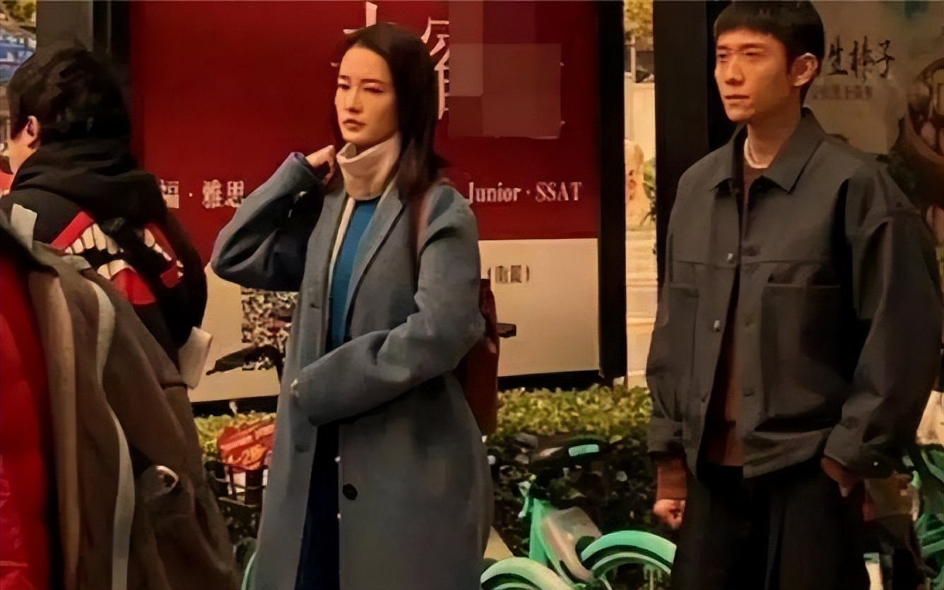 张一山李沁牵手逛街,情侣装配色让人猜测恋情真假!