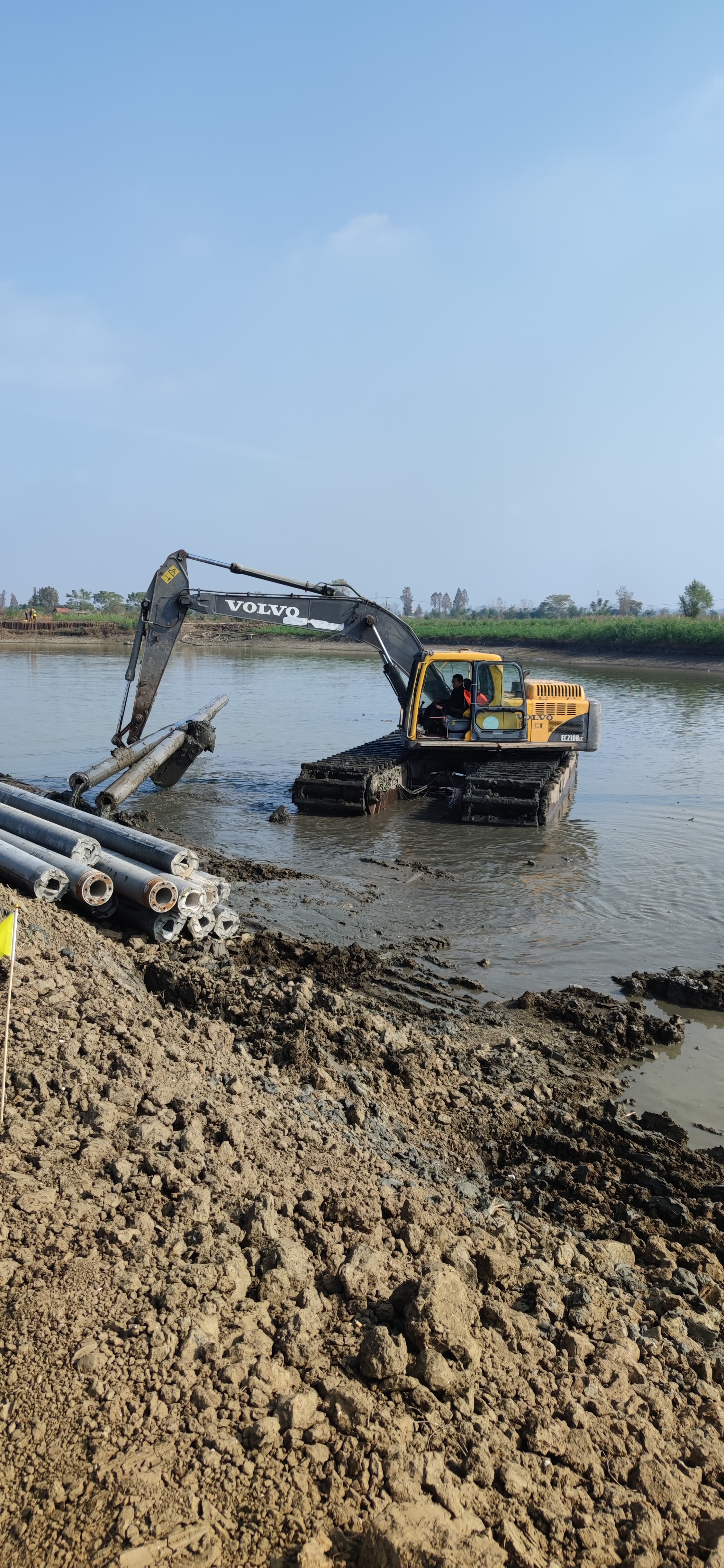 渔光互补300管桩,水上光伏打桩机.水陆两用光伏打桩施工中