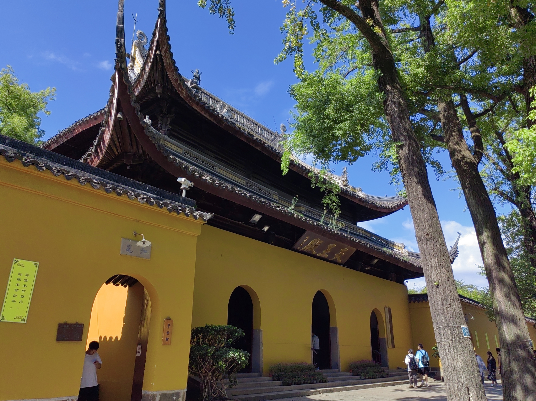 苏州西园戒幢律寺,初名归元寺,现在简称西园寺,始建于元代至元年间.