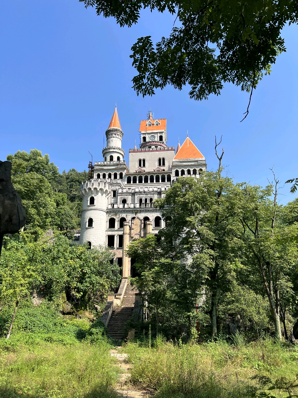 欧式建筑修得非常漂亮,被称重庆九龙坡网红楼,名为霸下意城堡,龙生