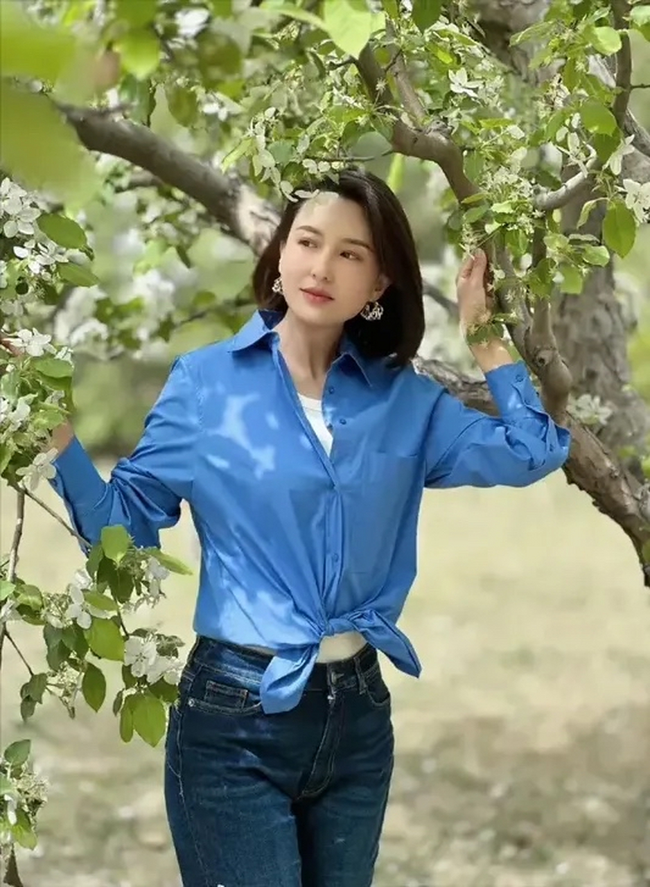 一件蓝色衬衫配牛仔裤清雅脱俗,站在山楂树下宛如画中人~