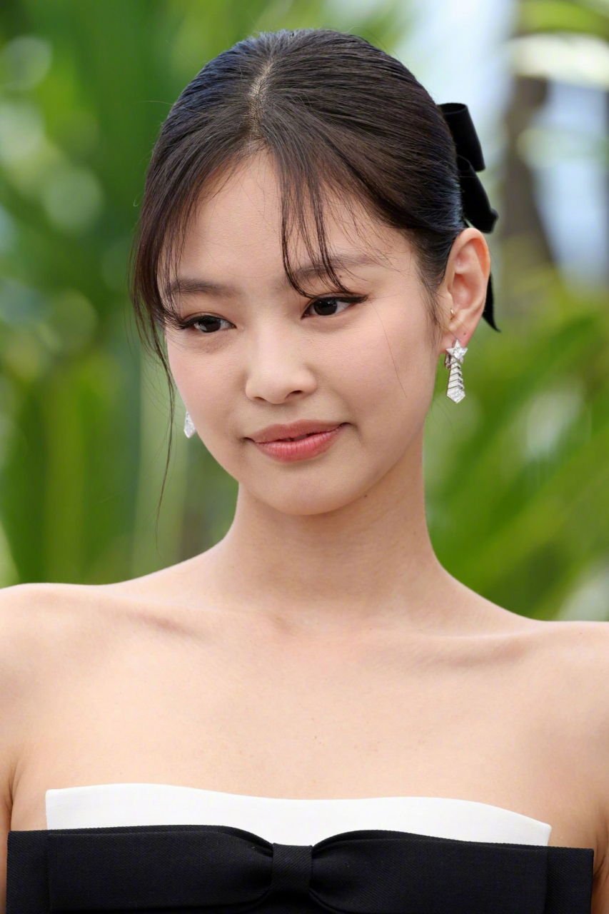 jennie亮相戛纳电影节《the idol》媒体photocall环节,挑了一件中国