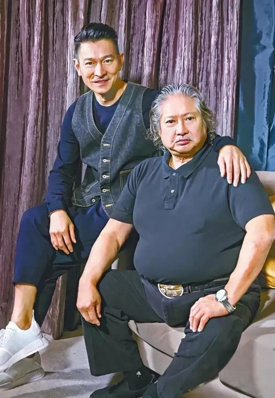 有趣的是,据说只有刘德华敢将手搭在洪金宝的肩膀上,与他亲密互动.