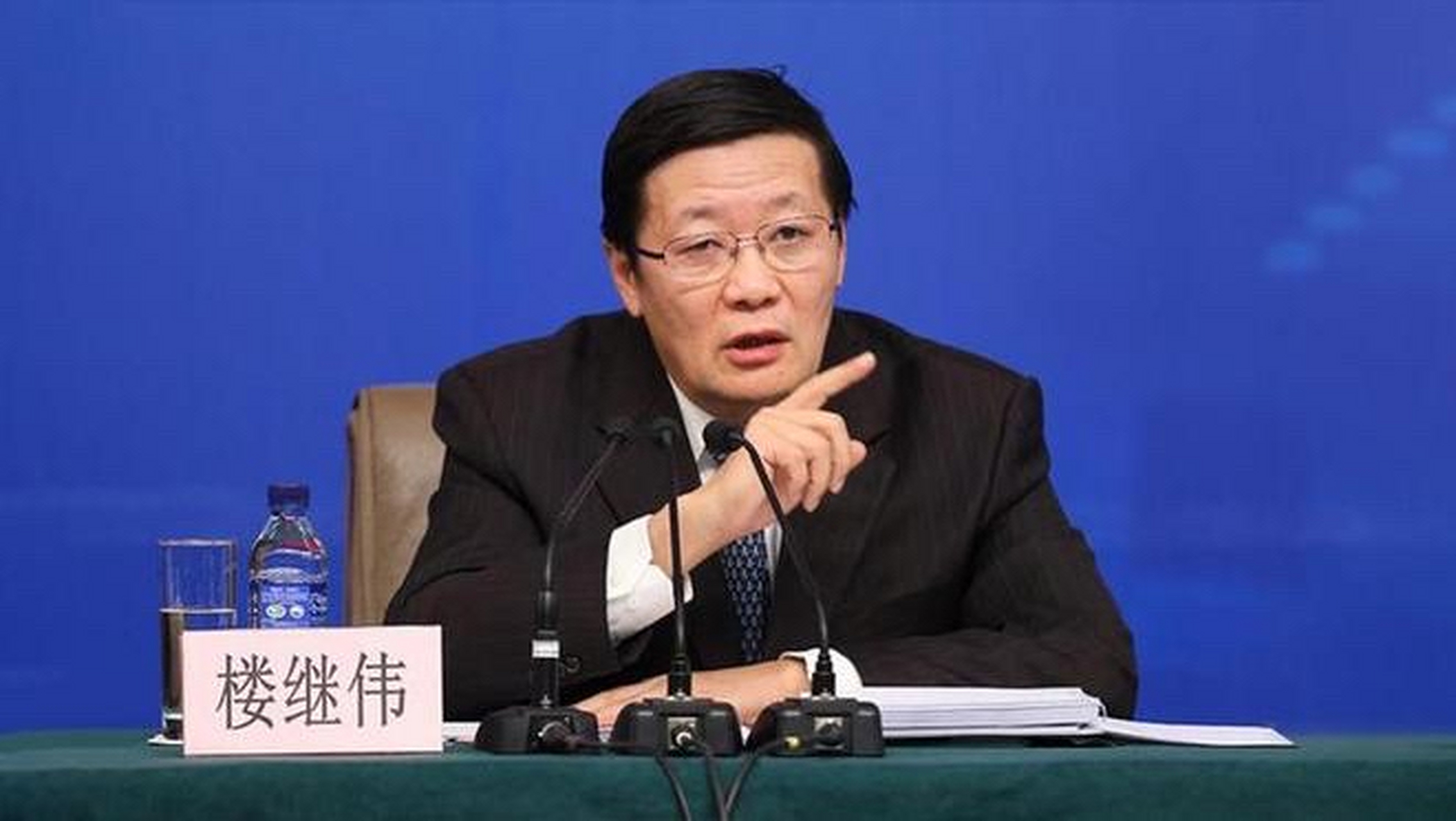 财政部原部长楼继伟日前发文称:经济转为正常增长后应尽快开展房