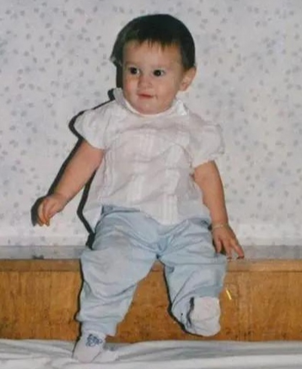 有人说姆巴佩抱的这个小朋友,长的像梅西小时候.真的像吗?