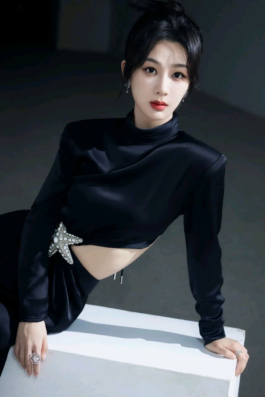 现在的她放弃一字肩蓬蓬裙,变得精致又风情!