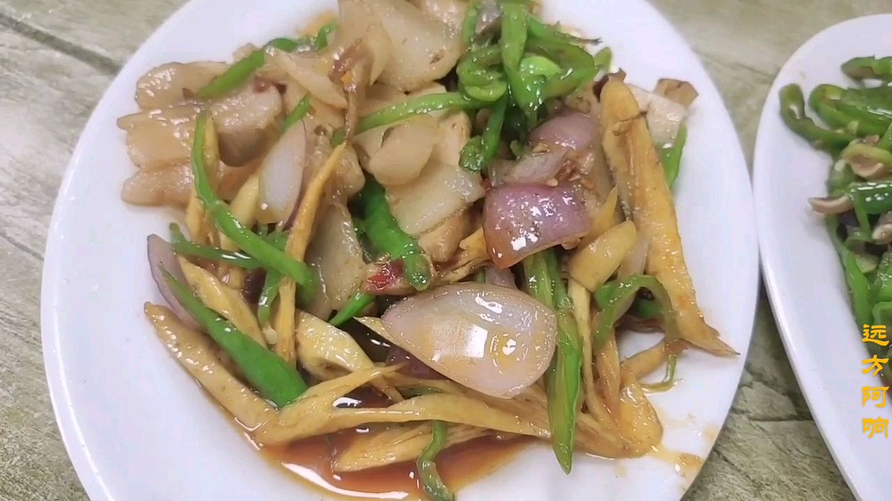 在重庆小面馆点一份青椒猪耳朵和腐竹回锅肉,腐竹选用重庆当地的