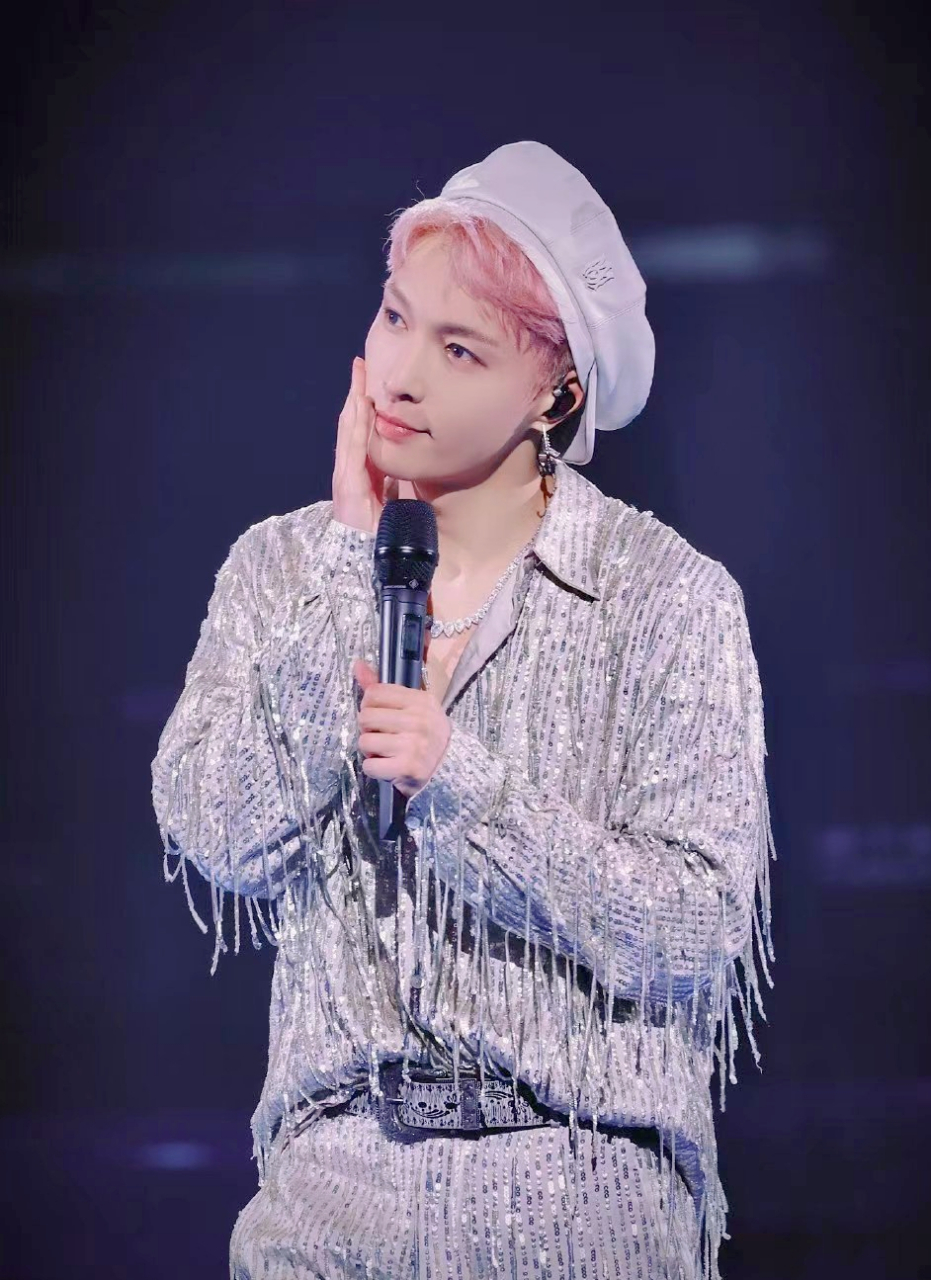 今日的艺兴是粉色,演唱会走一波 #张艺兴染发